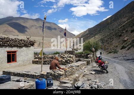 Ein nicht identifizierter Einheimischer verkauft Souvenirs in der Nähe seines Hauses am Straßenrand, auf einem Trekkingpfad nach Upper Mustang in Nepal. Stockfoto