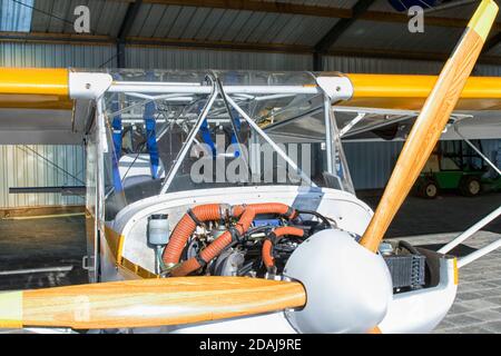 Ultraleichtes Flugzeug im Hangar Stockfoto