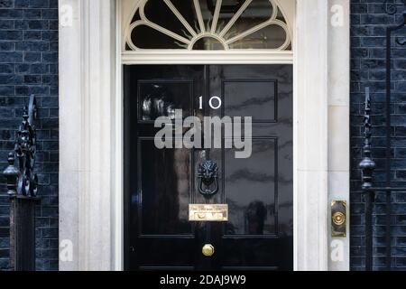 LONDON, Großbritannien - 19. Apr 2017: Eingangstür der Downing Street 10 in London, offizielle Residenz des ersten Schatzamts, Sitz Ihrer Majestät' Stockfoto