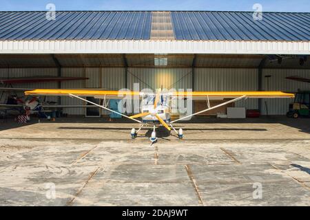 Ultraleichtes Flugzeug im Hangar Stockfoto