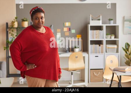 Portrait von afrikanischer übergewichtiger Frau in lässiger Kleidung beim Betrachten Kamera im Büro Stockfoto