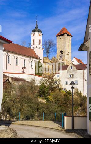 Kirche und Burgruine, Rechtsstein an der Donau, Baden-Württemberg, Deutschland. Stockfoto