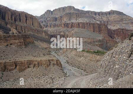 Eine unbefestigte Straße führt nach Upper Mustang inmitten der Himalaya-Berge in Nepal. Stockfoto