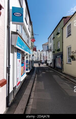 Geschäfte in der Fore Street, Fowey, Cornwall, Großbritannien Stockfoto