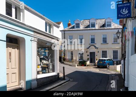 Geschäfte, Haus und Galerie in der Fore Street, Fowey, Cornwall, Großbritannien Stockfoto