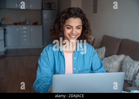 Glückliche hispanische junge Frau Freiberufler arbeiten online auf Computer-Laptop. Stockfoto
