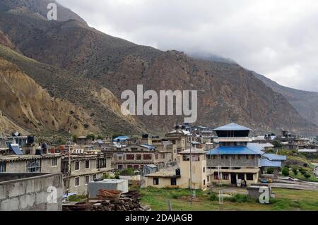 Blick auf das traditionelle Wohngebiet von ​​Jomsom am Fuße des Himalaya-Gebirges in Nepal, Mustang-Gebiet. Stockfoto