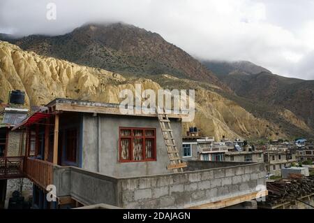 Ein traditionelles, zweistöckiges nepalesisches Blockhaus in Jomsom am Fuße der Himalaya-Berge in Nepal, Mustang District. Stockfoto