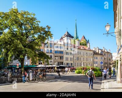 Der Place du Bourg-de-Four ist ein Platz in der Genfer Altstadt, gesäumt von alten Stadthäusern und Straßencafés, hinter der Kathedrale. Stockfoto