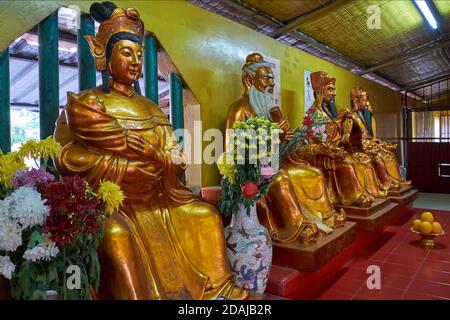 Statuen chinesischer / taoistischer Götter in Kong Meng San Phor Kark See Monastery, Bright Hill Road, Bishan, Singapur, Singapurs größter Tempelkomplex Stockfoto