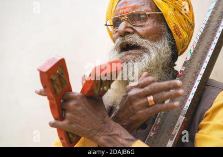 Ältere Straßenmusiker singen traditionelle Lied und Musik für touristische Unterhaltung am 28. Oktober 2019 in Udaipur, Rajasthan, Indien. Stockfoto