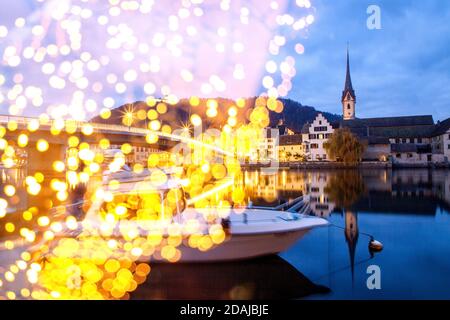 weihnachtsbeleuchtung in Zürich bei Nacht Stockfoto