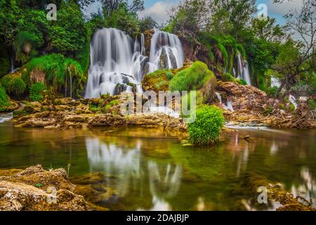 Kravica Wasserfälle, oft fälschlicherweise Kravice genannt, ist eine große Tuffsteinkaskade am Fluss Trebižat, im karstigen Kernland der Herzegowina in Bosnien Stockfoto