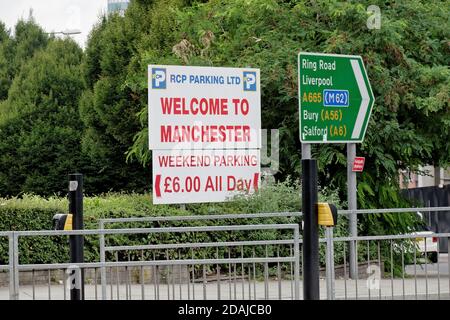 RCP Parking Ltd 'WELCOME TO MANCHESTER' Schild. Gelegen an der Kreuzung von Rochdale Road und A665 Ring Road. Stockfoto