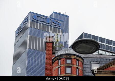 Der CIS Tower ist ein Bürogebäude in Manchester, Großbritannien. Derzeit ein Universitätsgebäude. Der Serviceturm (links) ist mit Solarpaneel verkleidet. Stockfoto