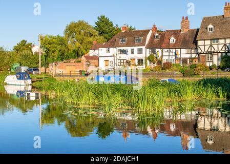 Tewkesbury und der Fluss Avon bei Tewkesbury Mill St Marys Straße auf dem Severn Way Gloucestershire England GB UK Europa Stockfoto