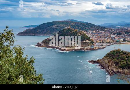 SPANIEN, SAN SEBASTIAN, Okt, 22, 2020 -Luftaufnahme von San Sebastian, Spanien an einem schönen Herbsttag Stockfoto