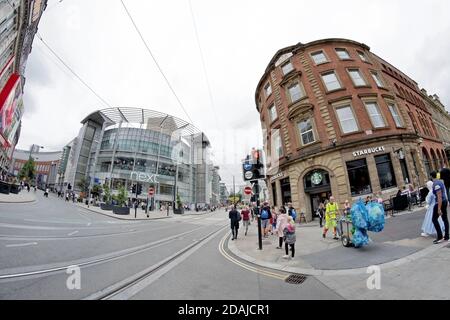 Starbucks, Next und die Druckgrafiken auf der Corporation Street, Manchester, England (gegenüber dem National Football Museum). Stockfoto