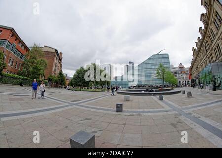 National Football Museum über Cathedral Gdns, Manchester. Fenchel St rechts führt zu den Druckwerken. Chethams Musikschule ist links. Stockfoto