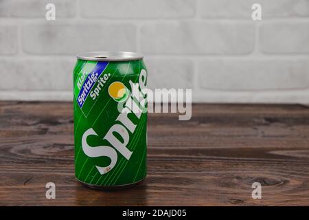 Eine Vintage Aluminium Dose Sprite Softdrink gegen die Ziegel Wal Stockfoto