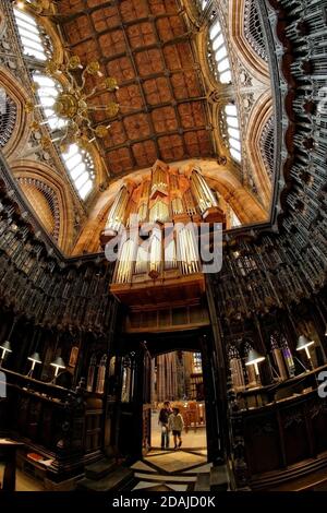 Im Inneren des prunkvollen, stark aus Holz geschnitzten Stiftskellers der Kathedrale von Manchester, einschließlich prachtvoller Orgelpfeifen und Kronleuchter. Stockfoto