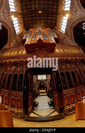 Manchester Cathedral Innenraum, Blick vom Kirchenschiff in die angrenzende Collegiate Chapel unter der Reihe von Orgelpfeifen. Stockfoto