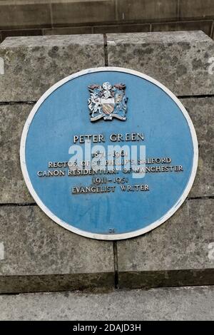 Plakette vor der Kathedrale von Manchester zum Gedenken an Peter Green, ein ehemaliger Residenziar und auch Vikar und Rektor der St. Philip's Church, Salford. Stockfoto