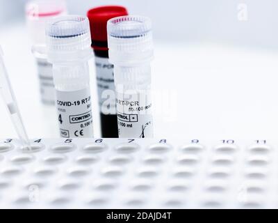 Breslau, Polen - November 13 2020: Röhrchen mit Reagenzien für RT-PCR, die zur Diagnostik und zum Nachweis von Covid-19-Virusinfektionen verwendet werden. Stockfoto