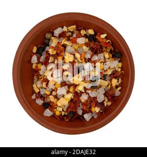 Draufsicht auf eine kleine Tonschüssel mit einer Portion Knoblauch und Chili auf weißem Hintergrund isoliert. Stockfoto