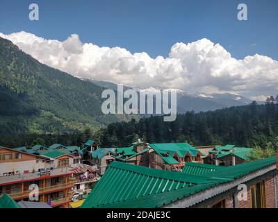 Manali, Indien - 9. Juni 2019: Epischer Blick von der Spitze des alten manali Gebäudes. Stockfoto