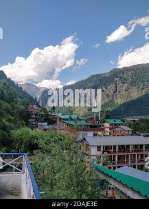 Manali, Indien - 9. Juni 2019: Wunderschöne Aussicht vom Dach des alten manali Gebäudes. Stockfoto