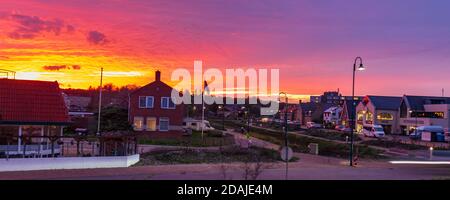 Den Burg, Niederlande - 20. Oktober 2020: Sonnenuntergang Den Burg eines der wichtigsten Dörfer auf Texel, Wattenmeer-Inseln, Nordholland, Niederlande. Stockfoto