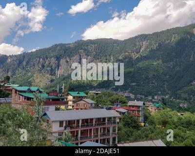 Manali, Indien - 9. Juni 2019: Wunderschöner Blick auf das Tal vom Dach des alten manali Gebäudes. Stockfoto