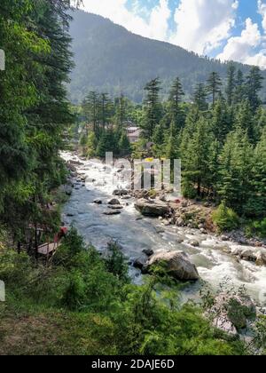 Manali, Indien - 9. Juni 2019: Menschen überqueren Flussstrom durch Seile durch Abseilen im Manali Adventure Park. Stockfoto