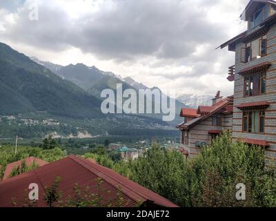 Wunderschöne Aussicht vom Gipfel von manali in Indien Stockfoto