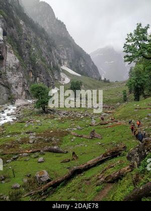 Manali, Indien - 10. Juni 2019: Kleine Gruppe von Wanderern, die ein indisches Himalaya-Bergtal erklimmen. Stockfoto