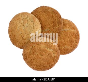 Draufsicht auf vier Kokosnusscookies, angeordnet und isoliert auf weißem Hintergrund. Stockfoto