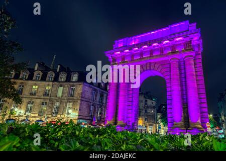 BORDEAUX, FRANKREICH - 05. november 2020: Porte Bourgogne oder des Salinieres. Bordeaux Stadt, Frankreich bei Nacht Stockfoto