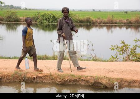 Selingue, Mali, 26th. April 2015; Chaka Sidibe, 30, Ein Fulani-Hirte kommt aus Bougouni, 100 km von Selingue entfernt, und wird zur Weide dieser Herde eingesetzt. Stockfoto