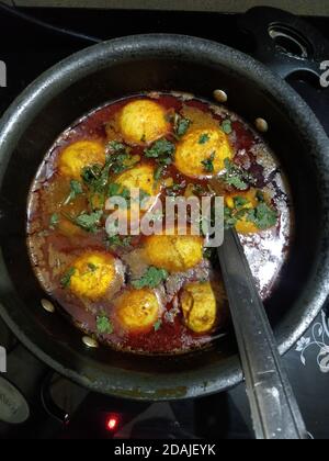 Köstliche Eiercurry zu Hause machen. Indische, Würzige Speisen. Stockfoto