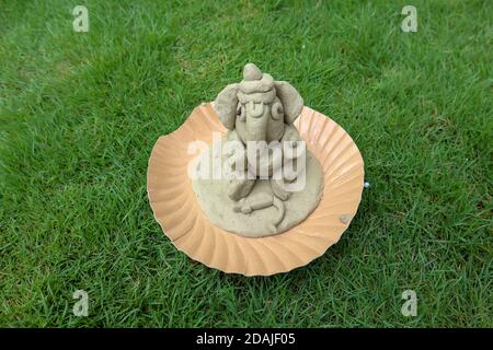 Hausgemachte Lord Ganesh Statue. Herstellung Ganesh ji murti (Statue) aus modernem Ton. Selbstgemachter Fürst Ganesh. Stockfoto