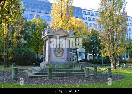 Stadtansicht von Leipzig Deutschland. Blick auf die Straße von Leipzig an sonnigen Tagen. Ostdeutschland. Alte und moderne Gebäude. Stockfoto