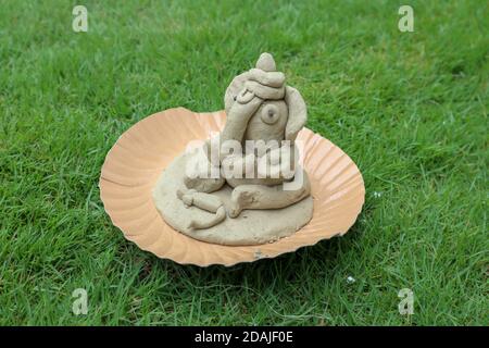 Selbstgemachtes Lord Ganesha. Herstellung Ganesh ji murti (Statue) aus modernem Ton. Selbstgemachter Fürst Ganesh. Stockfoto