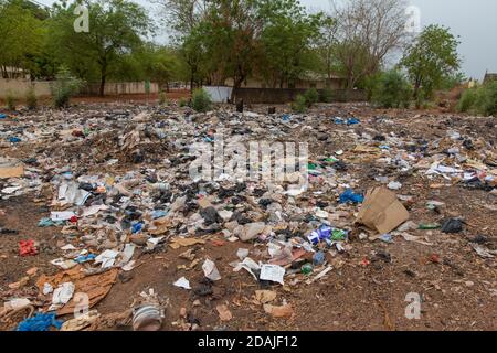 Selingue, Mali, 26. April 2015; ohne ordnungsgemäße Abfallentsorgung in der Stadt stapeln sich Plastik und andere Abfälle auf ungenutzten Grundstücken. Stockfoto