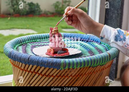 Machen bunte Ganesh ji murti (Statue) aus modernem Ton. Selbstgemachtes Lord Ganesha. Stockfoto