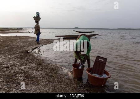 Selingue-Gebiet, Mali, 27. April 2015; Faraba, Sankarani-Fluss, Am Ufer des Selingue-Sees waschen Frauen Kleidung mit traditioneller Seife. Stockfoto