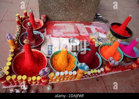 Ujjain, Madhya Pradesh / Indien - 16. September 2020: Kanku Chawal und Hali (Kurkuma) verkaufen Straßengeschäfte außerhalb der indischen Tempel für Opfergaben Gott i Stockfoto