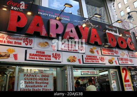 New York City, USA - 18/08/2014: PAPAYA HUND in 5th Ave Manhattan Stockfoto