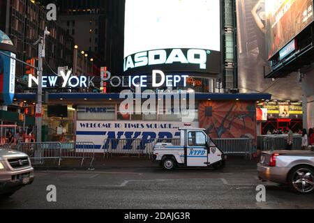 New York City, USA - 10/08/2014 :NYPD in Times Square Midtown Manhattan Stockfoto