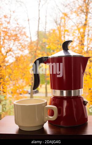 Traditionelle italienische Moka Kaffeekanne. Professionelle Zubereitung von frischem Kaffee in der Kaffeemaschine Stockfoto